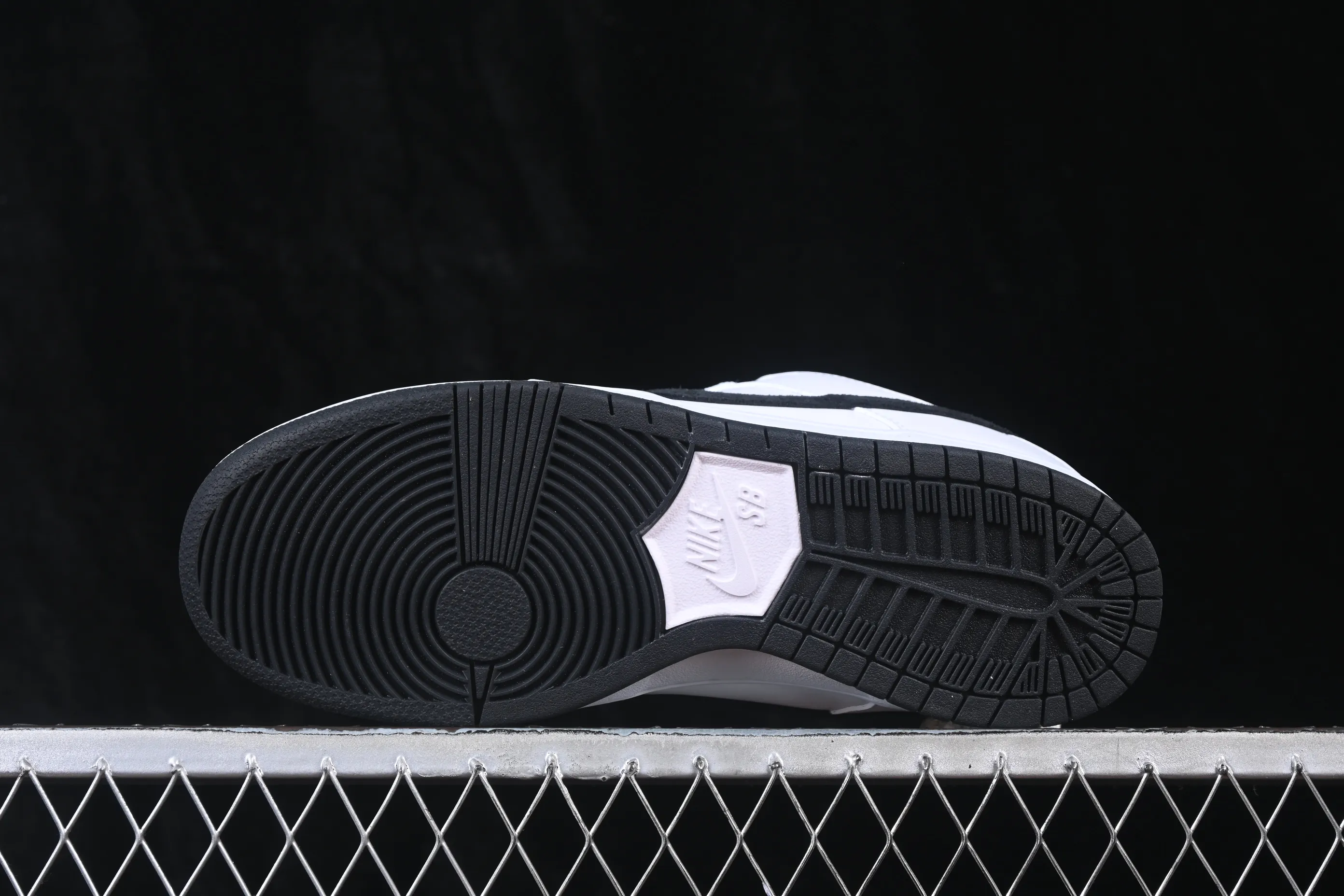 All Categories Nk SB Dunk Series Nk SB Dunk Low Low-top sneakers Foreign trade version Nike SB Dunk Low Classic white and black Full toe layer low-top casual sneakers HF3704-100